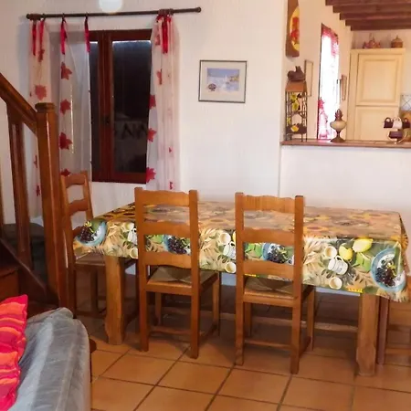 Maison Charmante à Coucouron, Vue Montagne, Cheminée Casa vacanze